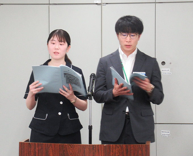 資金証券課の岩元職員と金融推進課の岡﨑職員